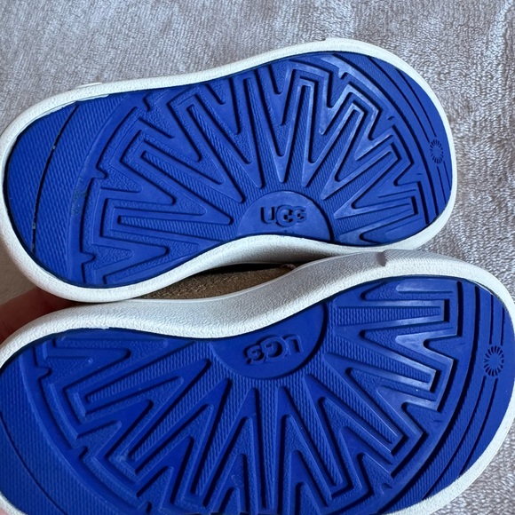 UGG • high top leather sneakers • 6 - Picture 5 of 7